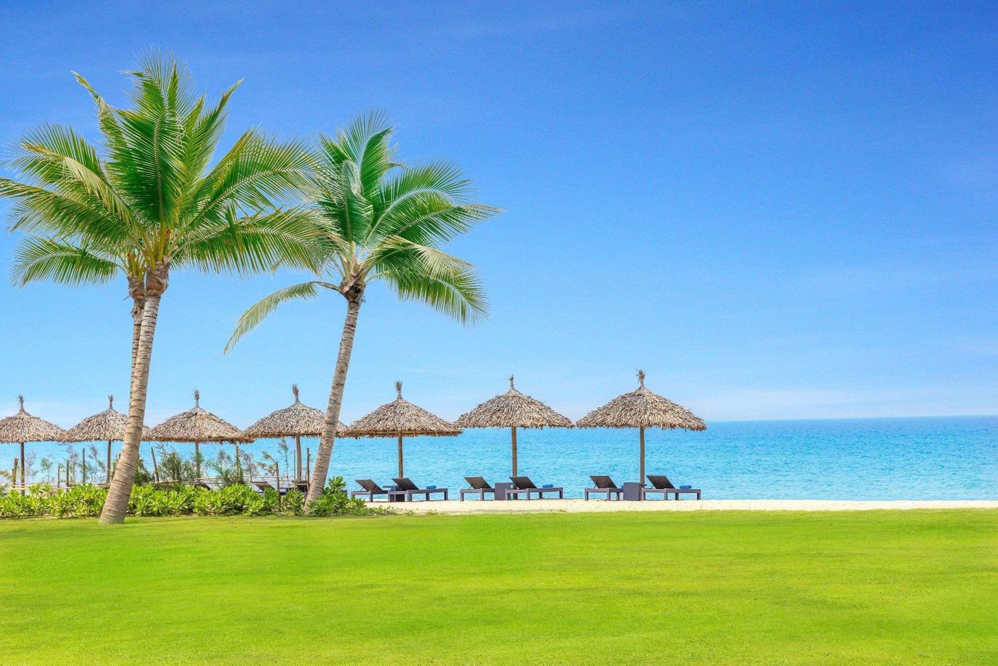Wyndham Hoi An Royal Beachfront Resort & Villas Exterior photo