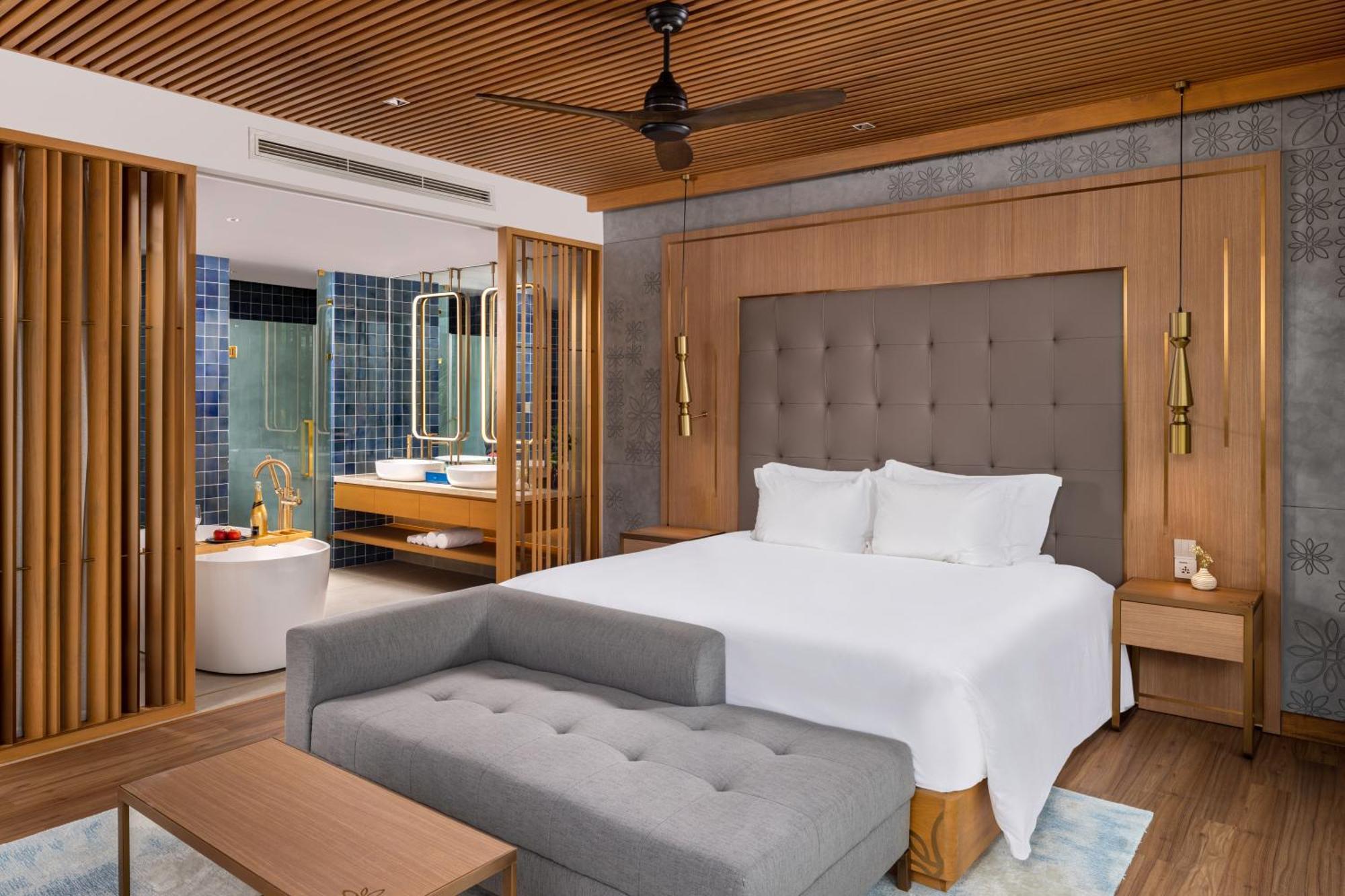 Wyndham Hoi An Royal Beachfront Resort & Villas Exterior photo